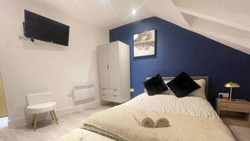 1 bedroom, desk, iron/ironing board, WiFi