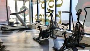 Ein Fitnessraum mit Ergometer, Laufband und Trainingsbällen.