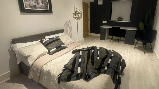 A modern bedroom with a bed, a desk, and a chair. - Dojo House - Studio 10 (Nottingham)
