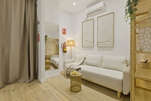 TV - Travel Habitat Loft Sea & Port (Valencia)