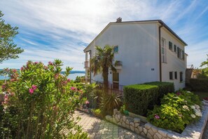 Property grounds - Beautiful apartment with a beautiful view of the island of Krk (Crikvenica)