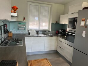 Private kitchen - Villa La Marjolaine in Toulon in a quiet neighborhood ideal for families (Toulon)
