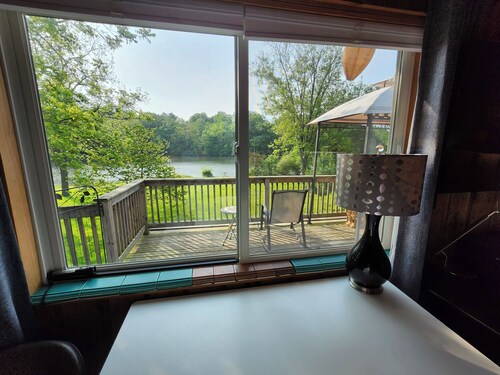 Tranquil lakeside 1-bedroom unit with deck, parks, and trails