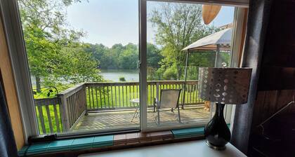 Tranquil lakeside 1-bedroom unit with deck, parks, and trails