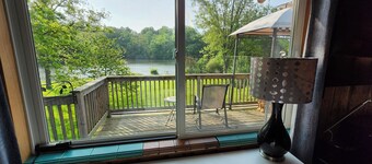 Tranquil lakeside 1-bedroom unit with deck, parks, and trails