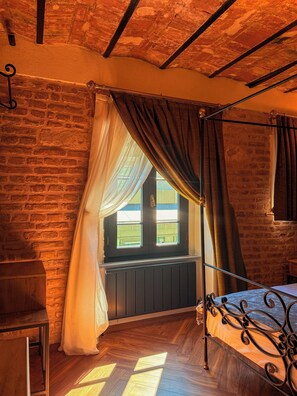 Iron/ironing board, free WiFi, bed sheets - Hotel De La Chapelle (Istanbul)