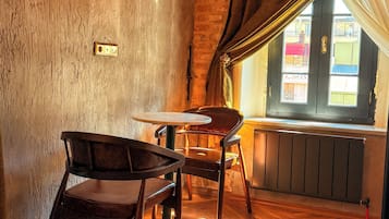 Deluxe Studio, City View | Tempat makan