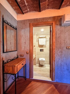 Deluxe studio, uitzicht op de stad | Badkamer