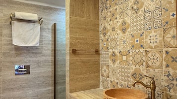 Luxury Triple Room | Bathroom