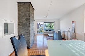 Interior - Apartment 'Chill in Soldnerstraße' with Balcony and Wi-Fi (Augsburg)