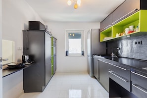 Fridge, microwave, oven, stovetop - Apartment 'Chill in Soldnerstraße' with Balcony and Wi-Fi (Augsburg)