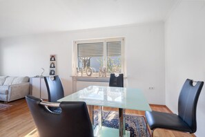 Dining - Apartment 'Chill in Soldnerstraße' with Balcony and Wi-Fi (Augsburg)