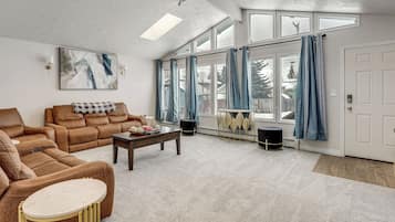 House (6 Bedrooms) | Interior