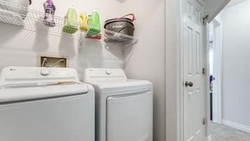 House (6 Bedrooms) | Interior