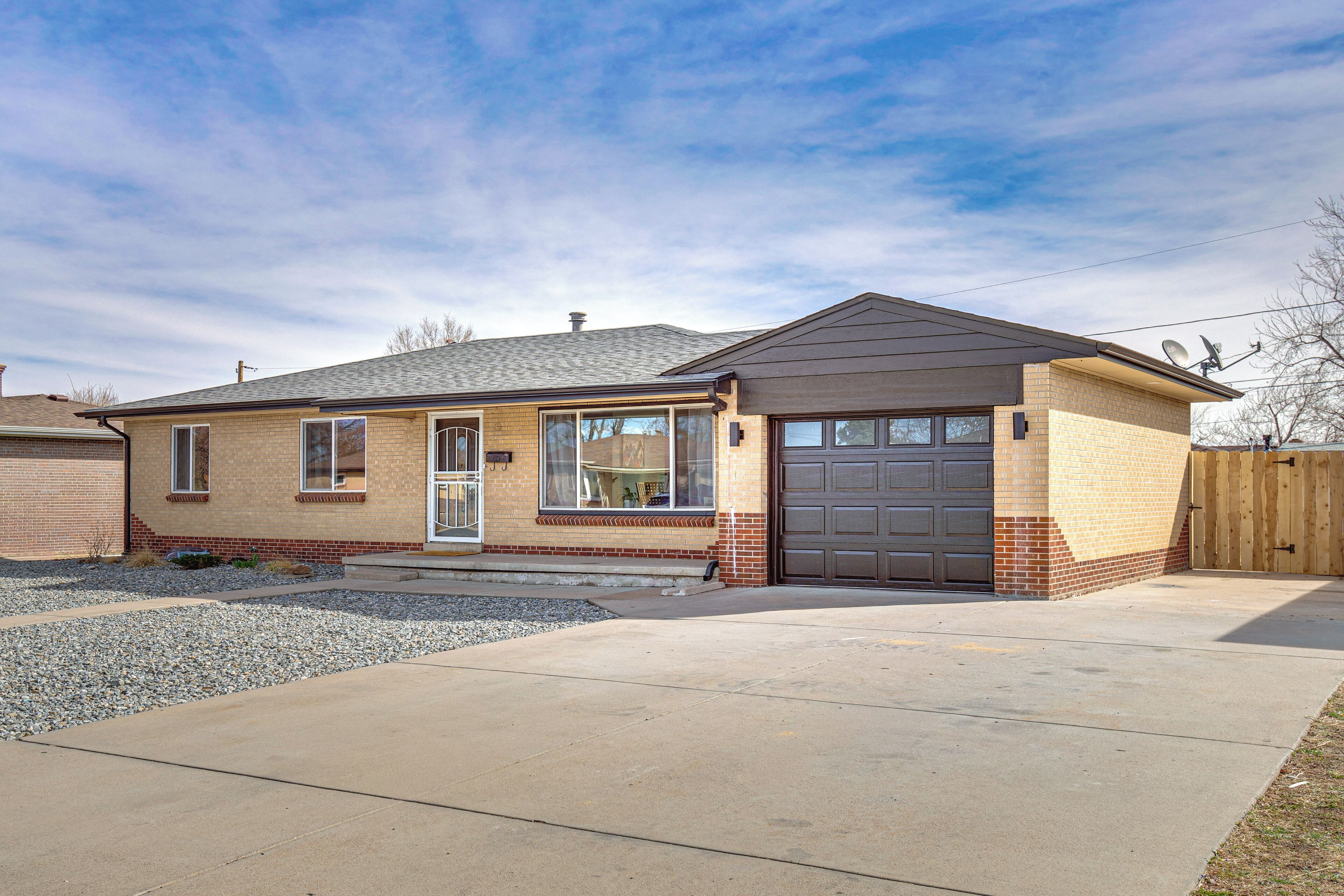 Einbungalow mit Garage, Veranda und Auffahrt.