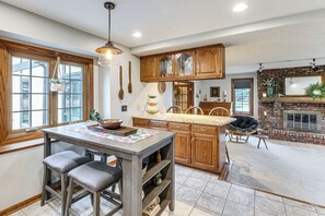 House (5 Bedrooms) | Interior