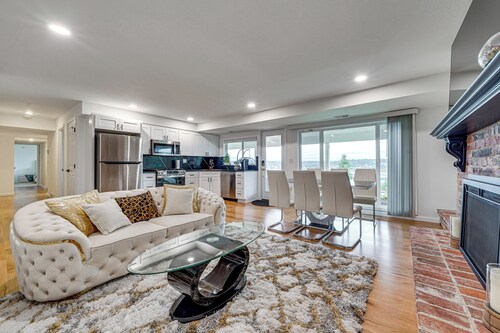 Stunning Lake Sammamish Views! Bellevue Retreat