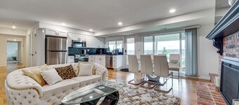 Stunning Lake Sammamish Views! Bellevue Retreat