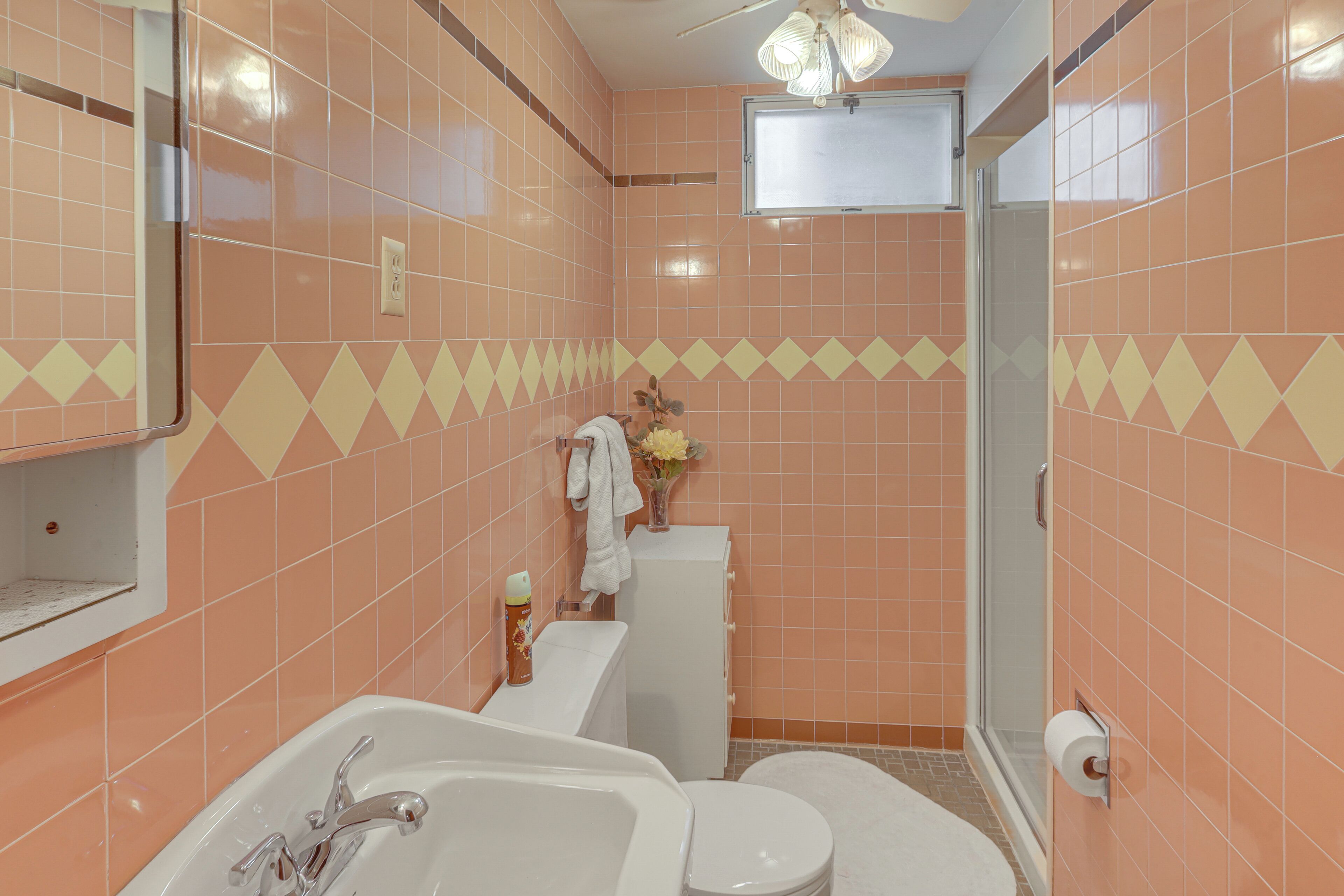 Un baño con bañera, inodoro y lavamanos.