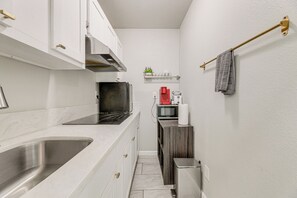 Interior - Cozy & Convenient Condo in Compton, Pets Welcome! (Compton)