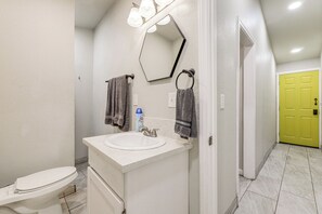 Apartment (2 Bedrooms) | Interior - Cozy & Convenient Condo in Compton, Pets Welcome! (Compton)