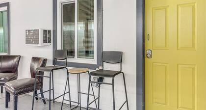 Cozy & Convenient Condo in Compton, Pets Welcome!