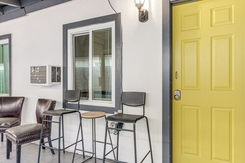 Cozy & Convenient Condo in Compton, Pets Welcome!