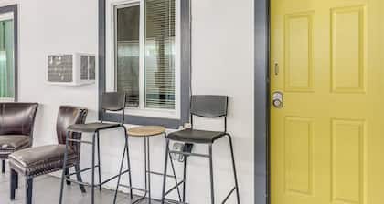 Cozy & Convenient Condo in Compton, Pets Welcome!