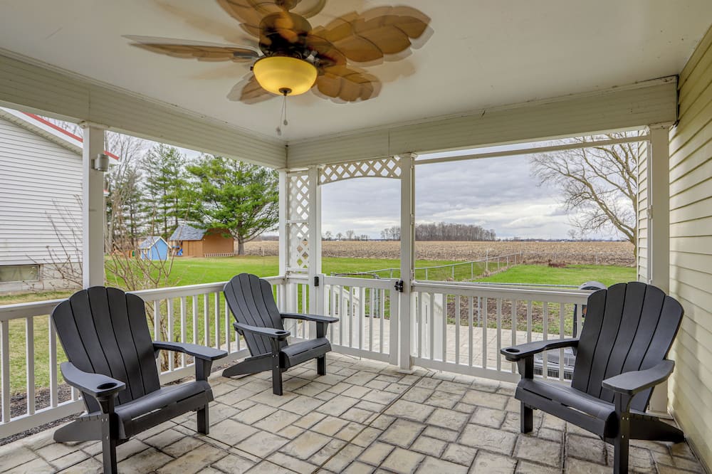 Sandusky Adventure Hub: Patios, Grill + Yard! - Bellevue, OH