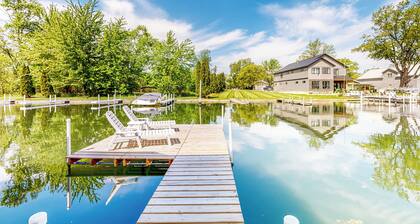 The Boat House w/ Dock: Enjoy Lake Life!