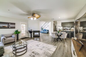 House (3 Bedrooms) | Interior - Explore Socal: Family-friendly Home in Fontana! (Fontana)