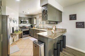 House (3 Bedrooms) | Interior - Explore Socal: Family-friendly Home in Fontana! (Fontana)