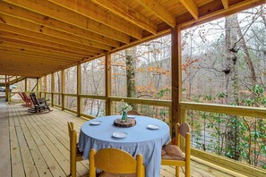 Interior - Groups Welcome! Cozy Creek-front Cabin in Old Fort (Oldfort)