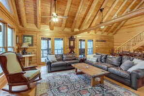 Interior - Groups Welcome! Cozy Creek-front Cabin in Old Fort (Oldfort)