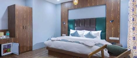 Family Room | Desk, free WiFi