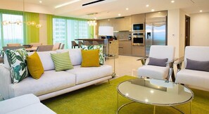 Living area - Spacious 3-bedroom condo with AC in enchanting Cancún (Cancún)