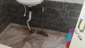 Standard Double Room | Bathroom