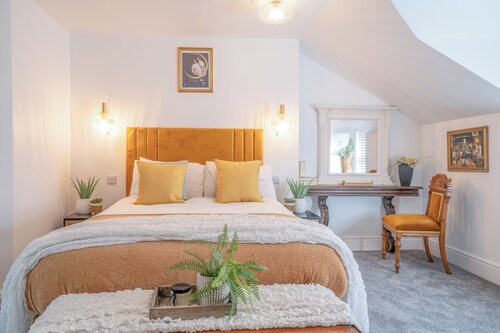 Gorgeous New 1 Bedroom Penthouse Flat