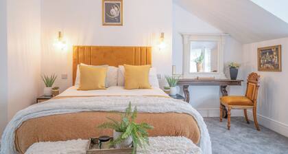 Gorgeous New 1 Bedroom Penthouse Flat