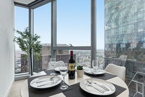 Dining - Signature CBD Luxury 2 Bedroom - Pool, Sauna & Gym Access (Melbourne)