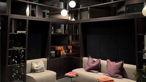 Un salon moderne avec un canapé, une table basse et des livres.