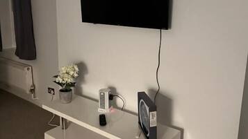Apartment, 1 Bedroom | Room amenity