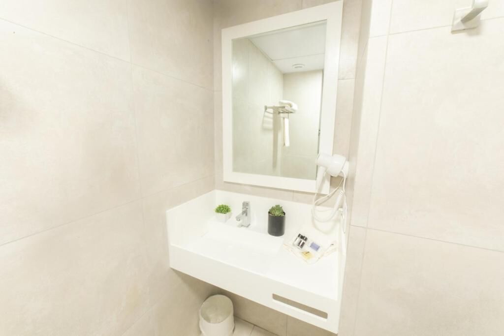 Deluxe Twin Room | Bathroom