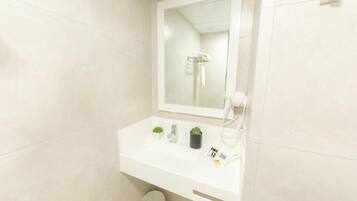 Deluxe Twin Room | Bathroom
