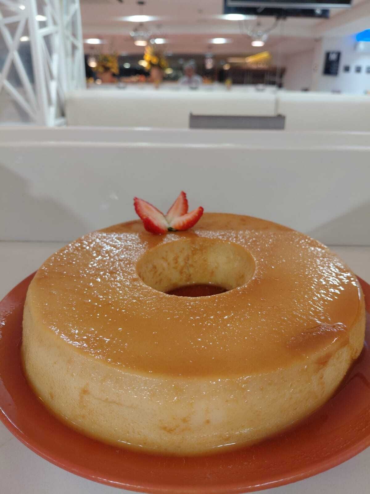 Un postre sobre un plato.