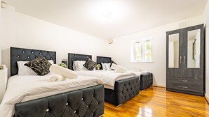 A room with three beds, a wardrobe, and a large mirror. - LUX Woolwich Flat 2 Stops to Canary Wharf (London)