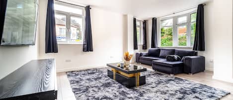 House | 2 bedrooms, desk, soundproofing, Internet