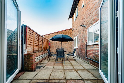 5 min to Heathrow Sleeps 15 Free Parking For 2