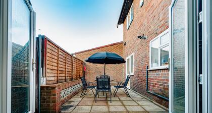 5 min to Heathrow Sleeps 15 Free Parking For 2