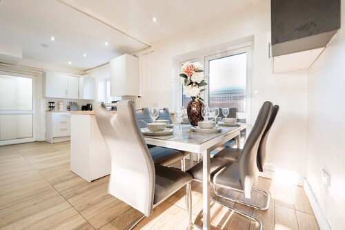 5 min to Heathrow Sleeps 15 Free Parking For 2